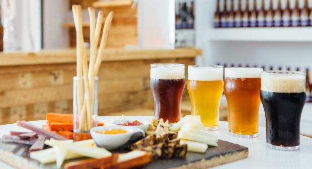 Vad är så magisk med öl till en ostbricka ?